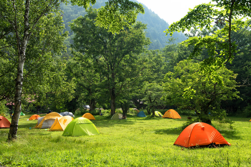 空いているキャンプ場の増加とその魅力