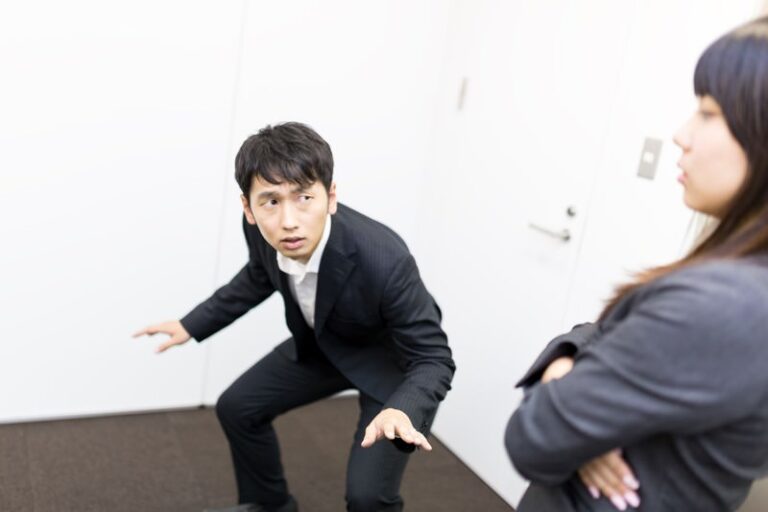 視線を感じる瞬間なぜわかる?スピリチュアルと科学的視点から解説する視線のメカニズム | 知っ得情報館|生活情報